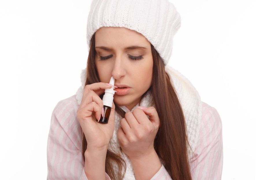 Жена със задна хрема си слага капки в носа