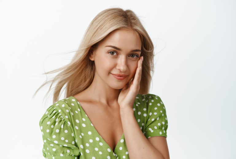 Руса жена със зелена рокля на бели точки