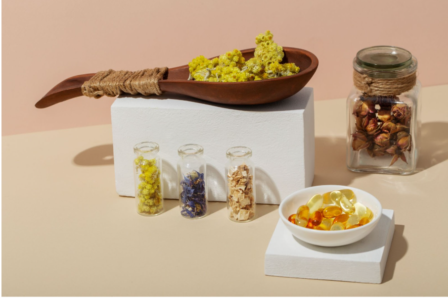 Билки адаптогени в малки шишенца и купичка с капсули