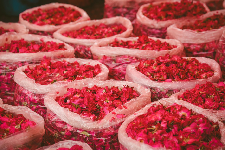 чували, пълни с листа от роза