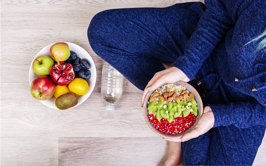 Жена държи купа с различни разхлабващи храни