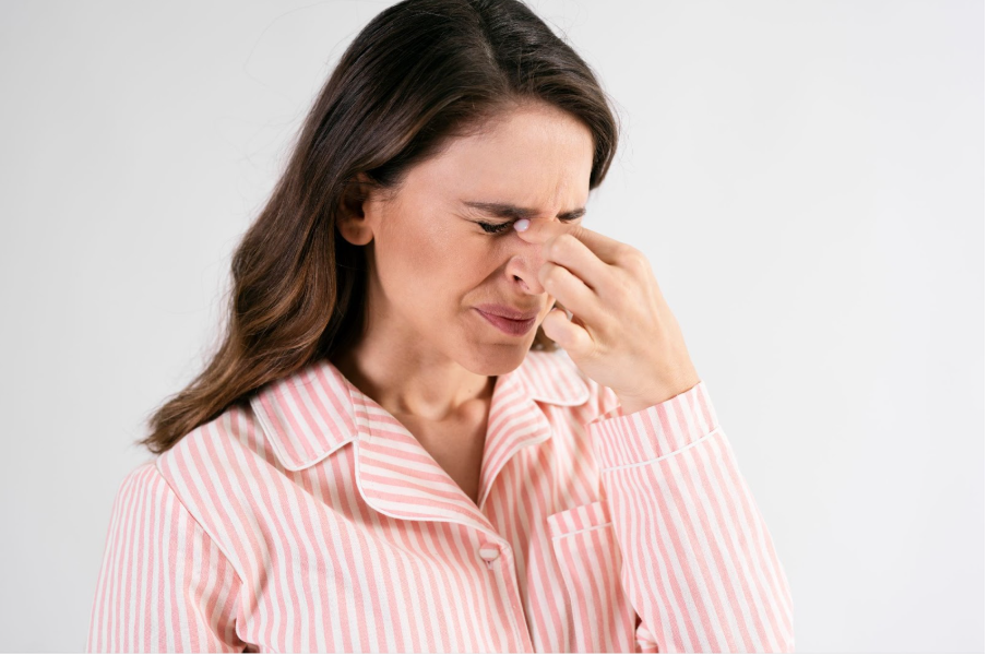 жена с болка между очите от синузит