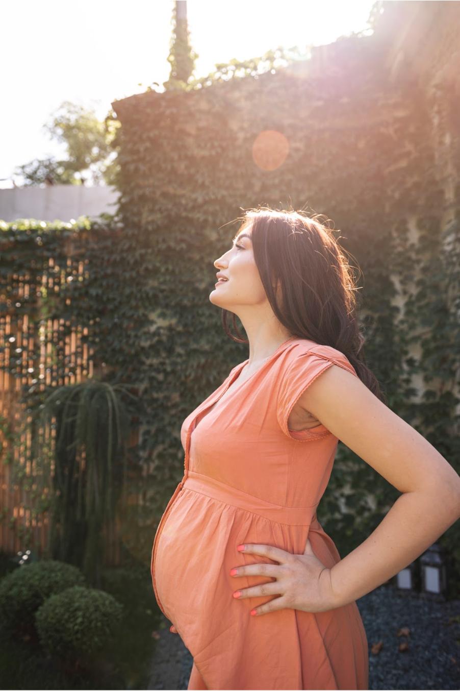 бременна жена се наслаждава на слънцето