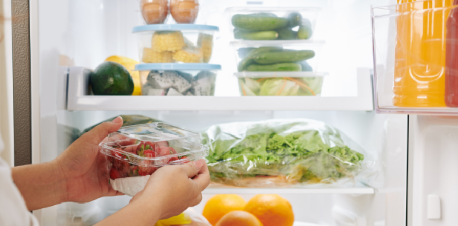 Прибиране на кутия с храна в хладилник