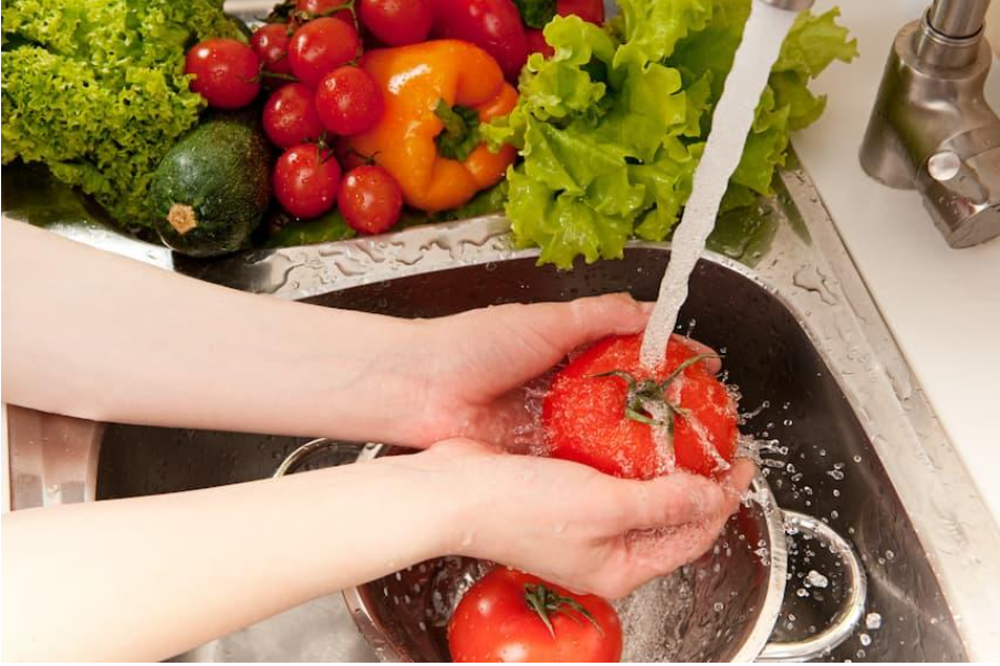 Измиване на зеленчуци преди консумация