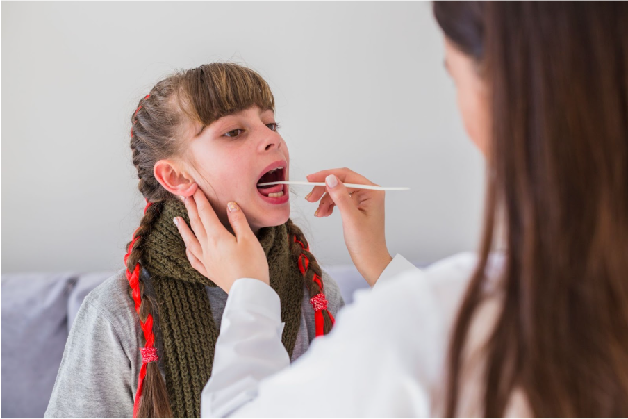 Дете с херпангина на преглед при лекар.
