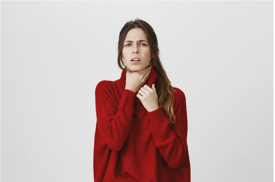 Жена с болки в гърлото от херпангина.