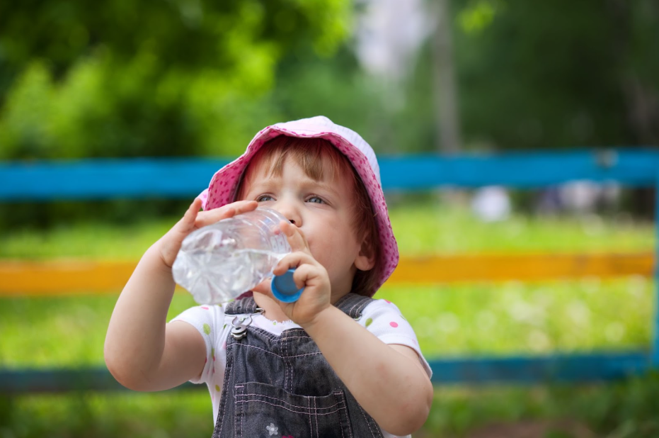 дете пие вода от шише