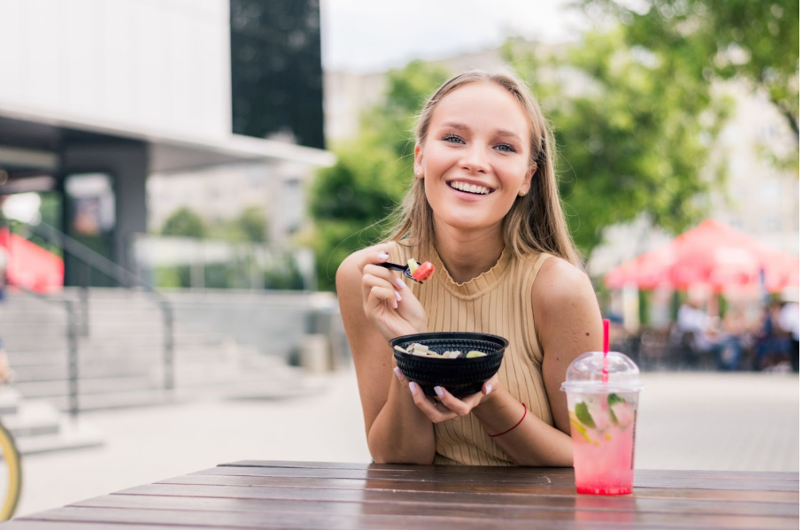Жена държи купа с плодове