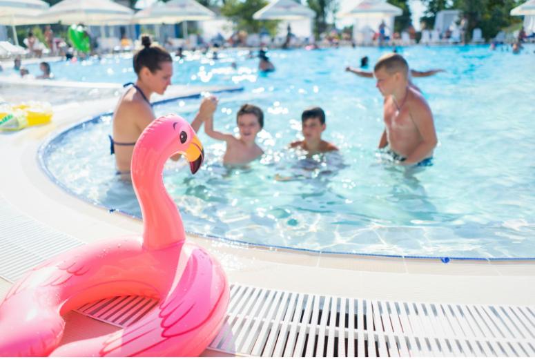 Майка с деца в басейн