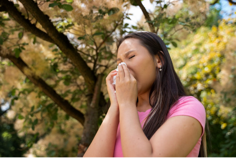 жена със запушен нос и настинка през лятото
