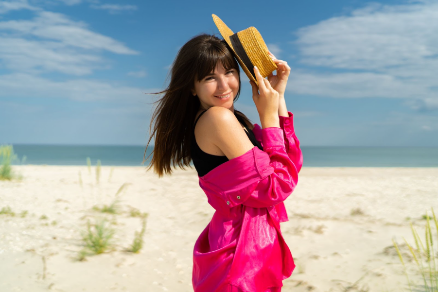 жена със здрава коса на слънце през лятото