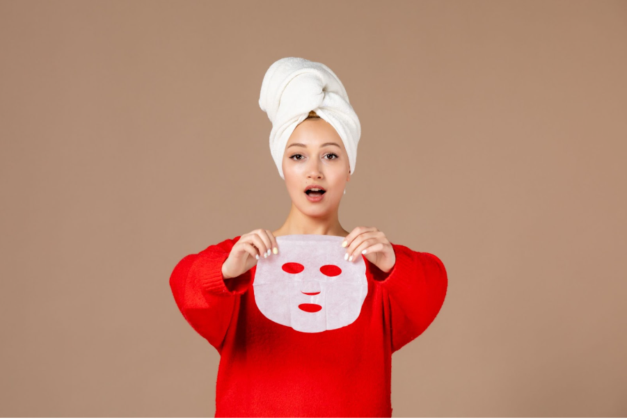 жена дръжи маска за лице с индрише