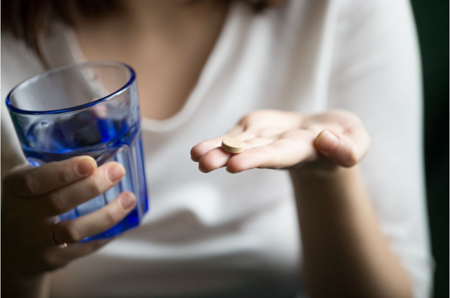 жена приема хранителна добавка