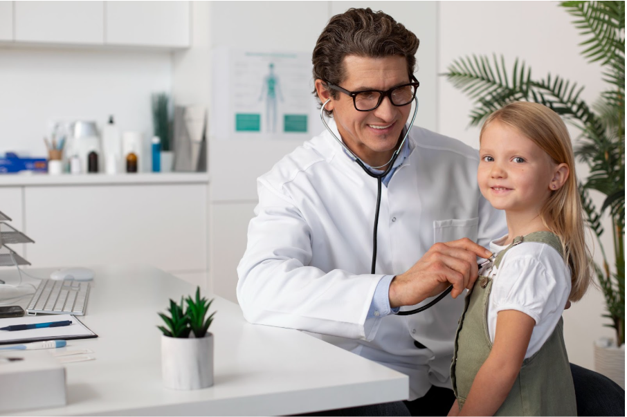 Лекар преслушва малко момиче