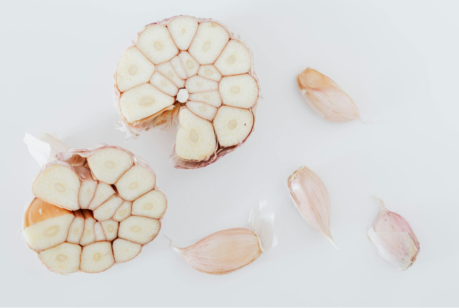 Разрязани на половина глави чесън