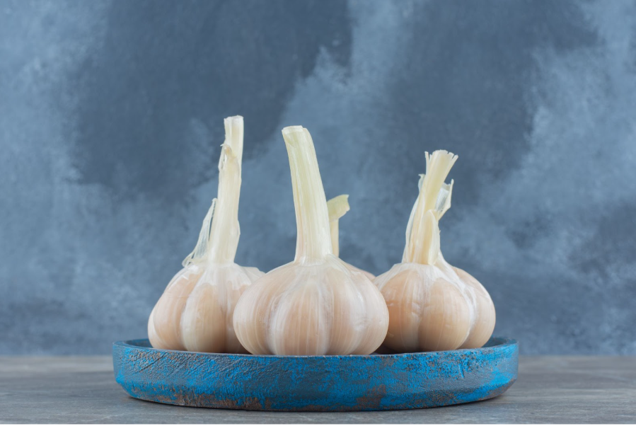 3 глави чесън в чиния