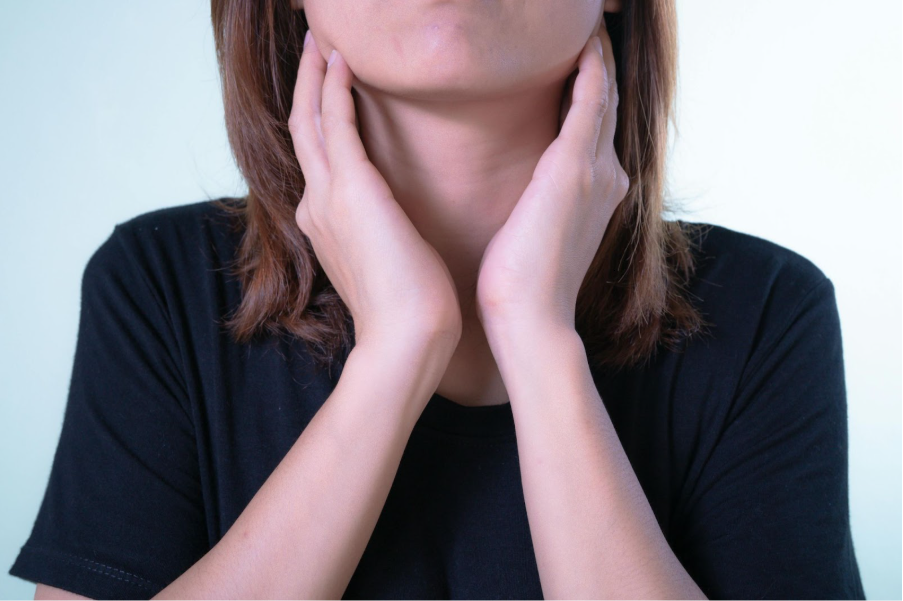 Жена с болки в гърлото