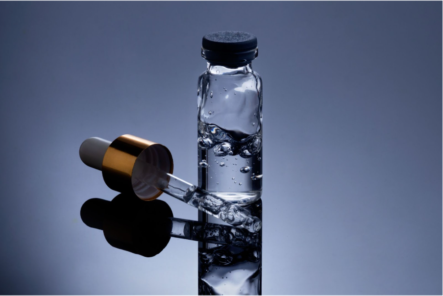 Жена нанася продукт с пептиди върху лицето си