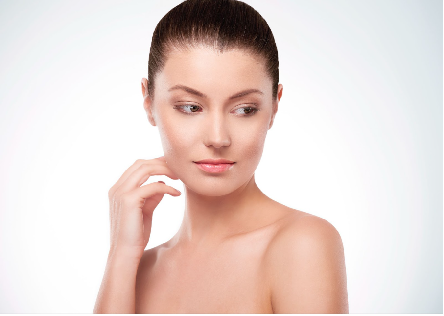 Жена с красива кожа на лицето.