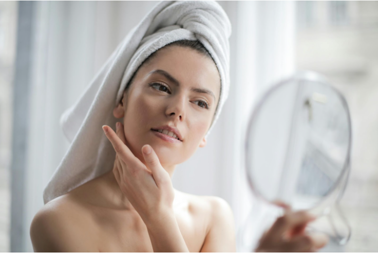 Жена се оглежда в огледало след баня