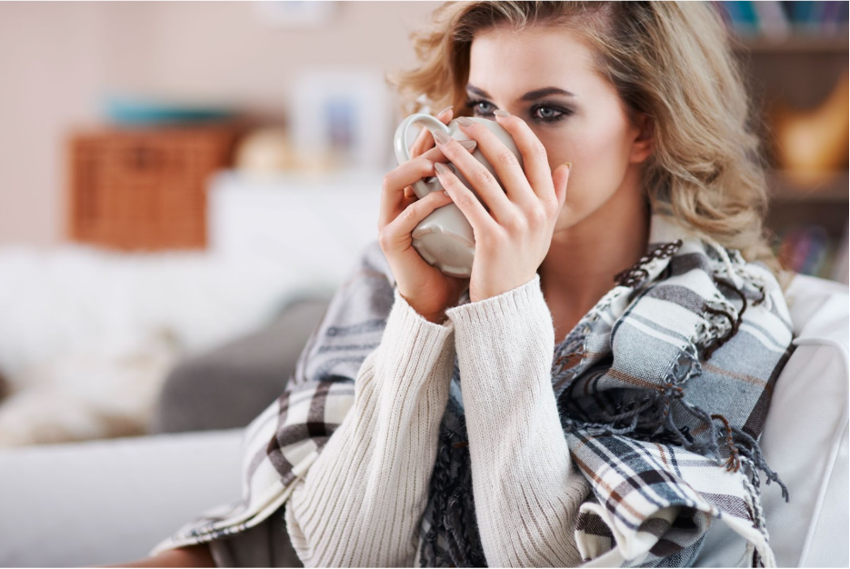 Жена пие топъл чай