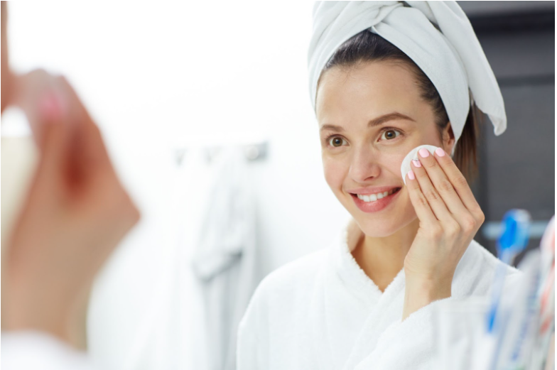 Жена почиства лицето си с тампон