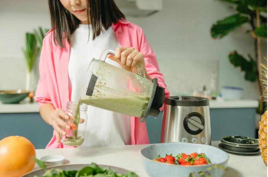 Жена приготвя зелено смути за детоксикация