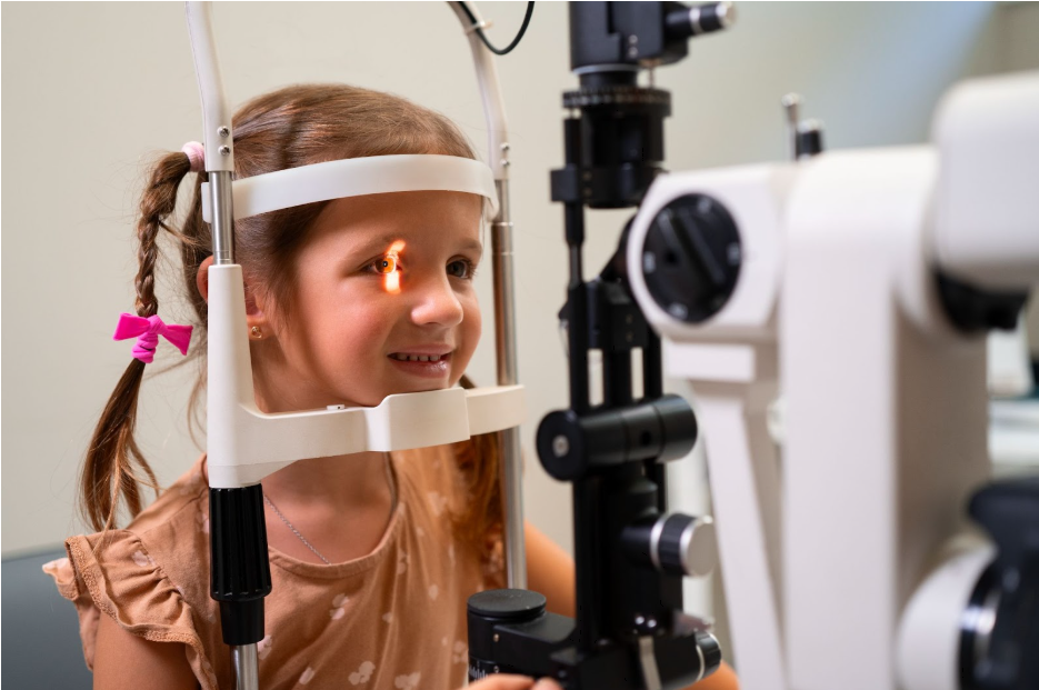Дете на преглед за късогледство при офталмолог