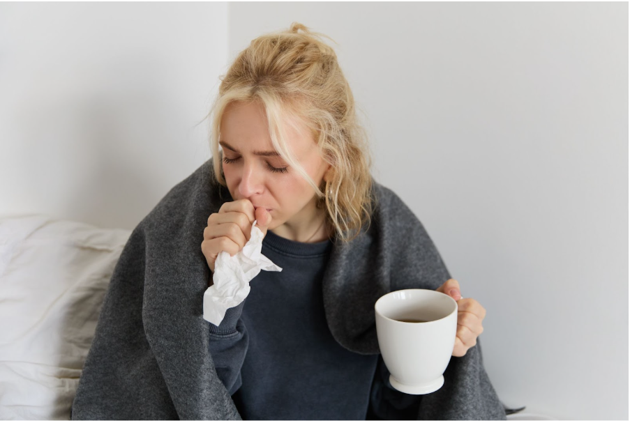 Жена с настинка, която пие чай