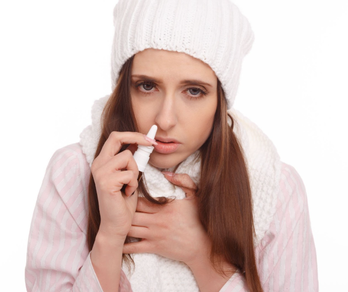 Жена си слага спрей за нос