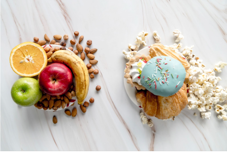 Чиния с плодове и ядки и чиния със сладки изделия