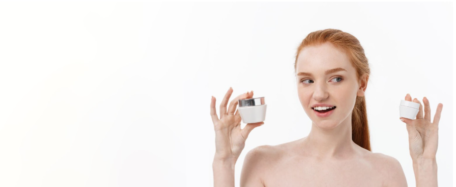 жена, която държи по един крем за лице във всяка ръка
