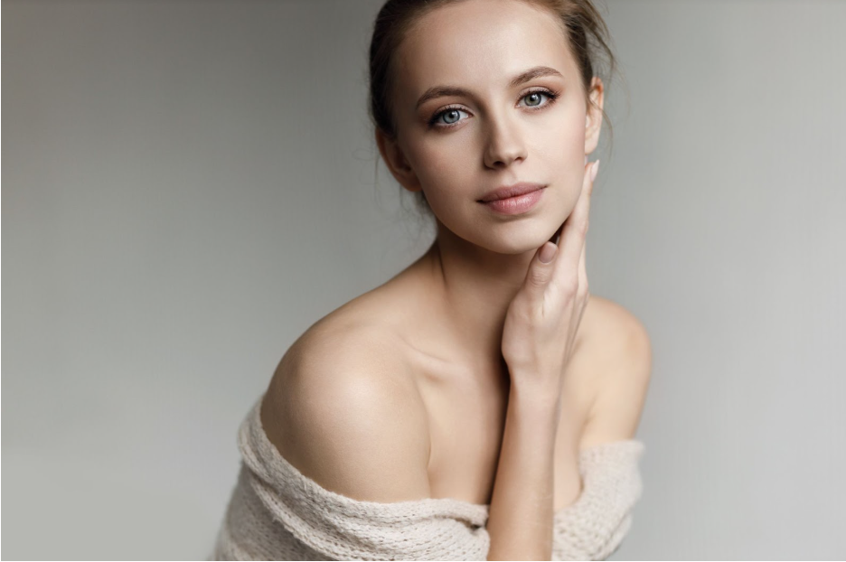 жена с красива кожа на лицето