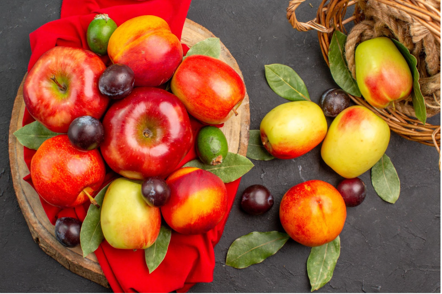 ябълки и сини сливи