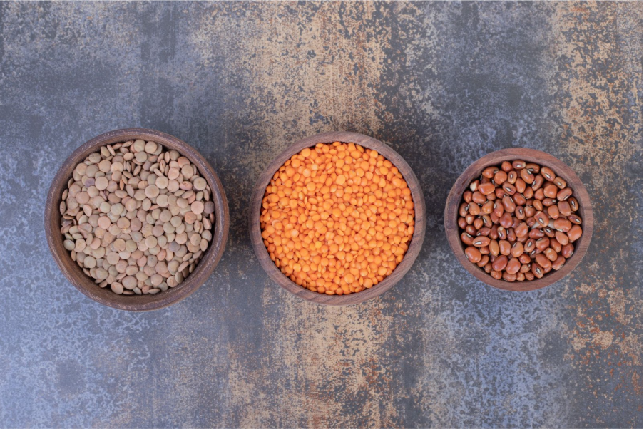 Три купички, в които има кафява леща, червена леща и боб