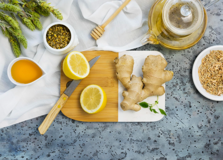 джинджифил и лимон върху дъска