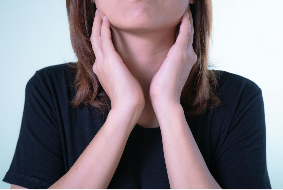 Жена е обхванала гърлото си ръце поради болка