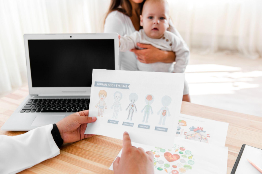 Майка с бебето си на преглед при лекар