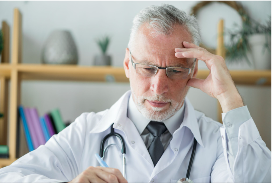 Лекар пише с химикал